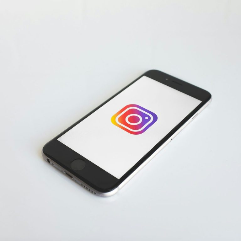 Smartphone mit offener Instagram-App auf dem Bildschirm.